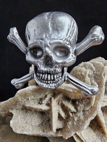 Skull and crossbones - hand cast pewter pin