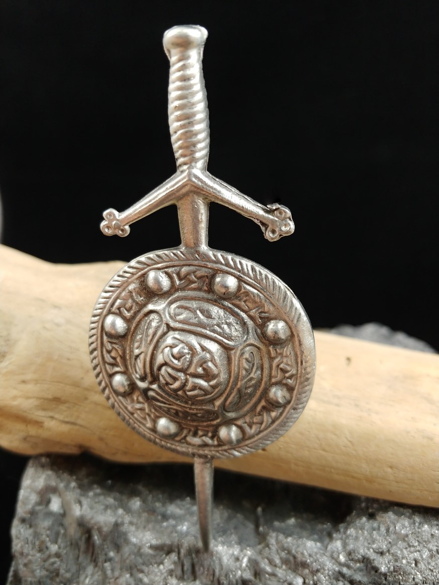 Claymore & Targe Kilt Pin - Sheldon Pewter